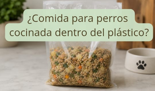 Comida para perros cocinada dentro del plástico